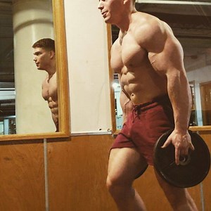 Standing Lunges Position yourself with torso upright holding weights by your sides. Step forward with your right leg approximately 2 feet. Lower upper body while keeping torso upright and maintaining balance. Keep knees from going beyond toes. Use your heel to push yourself off the ground. Either switch legs between reps or stay in the same leg for desired repetitions before switching to other leg. Drive deeper to create more separation. 📽️ @ychrisny #bodybuilding #goals #oldschool #weightlifti