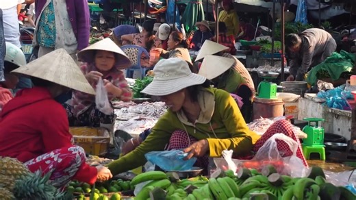 As of Wednesday, the #China-#Laos Railway has operated a cumulative total of 84,000 passenger trains since its launch, transporting over 60 million passengers. It has attracted travelers from 115 countries and regions worldwide, including more than 595,000 cross-border passengers, injecting strong momentum into regional connectivity and economic development. The railway connects abundant tourism resources along its route, linking popular travel destinations such as Kunming, Yuxi, Pu'er, and Xish