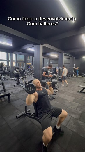 Como fazer o desenvolvimento com halteres? #academia #ombros #gym #musculacao