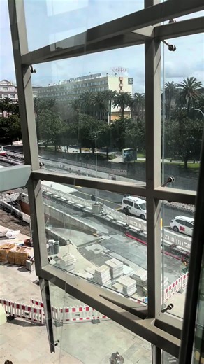 La reforma de los Cantones continúa avanzando en A Coruña. Los trabajos se adentran en el Cantón Pequeño, mientras que en el Cantón Grande los taxis han regresado ya a su ubicación definitiva. Así se veía esta mañana desde Afundación. #acoruña #coruña #lacoruña #galicia #quincemil15000