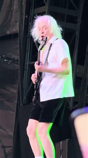 ⚡🎯 AC/DC light the fuse again – Angus Young in school uniform, age becomes debate #ACDC