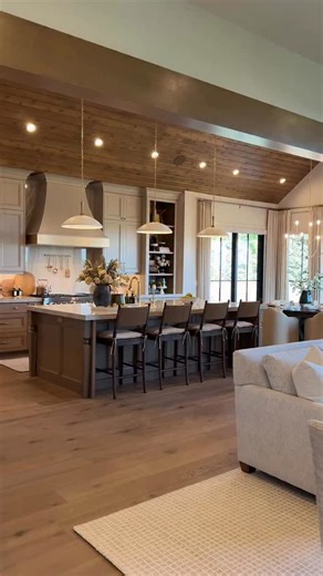 Back on repeat because it’s that good. Comment PRETTY and I’ll send you a list of answers to the commonly asked questions about this place including paint colors and furniture selections. Build @rasbandcustomhomes Design @allisoncampbelldesign Finishwork @cowie.construction Seen in @uvparade 🎥 @buildingutah ✨follow @buildingutah for more home and design inspiration Luxury Home Kitchen Dream Home | Building Utah