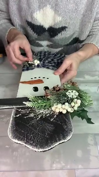 I had a request for another fan blade project, so let’s turn this one into a snowman! If you missed the reindeer I made before you can watch it here https://fb.watch/oMz3paAnme/?mibextid=v7YzmG #crafts #christmascrafts #wintercrafts #christmasdecorations #snowman #snowday | A Rustic Stitch