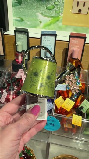Bath & Body Works Watering Can Wallflowers Plug #bathandbodyworks #wallflowers #garden #spring