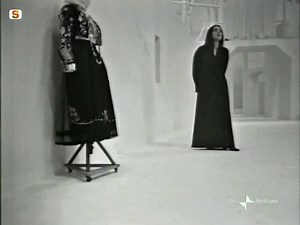 In questo filmato del 1972, Maria Carta, nata a Siligo il 24 giugno del 1934 e morta a Roma il 22 settembre 1994, considerata una fra le voci più belle del panorama musicale folkloristico e un'artista fra i più dotati della Sardegna, interagisce con la recitazione di Riccardo Cucciolla. Maria Carta recita versi e canta canzoni della tradizione sarda e veicola nella sua arte le linee essenziali dell'identità e dell'arte sarda. Interventi: Pippia Peppino (fisarmonica), Michelini Luciano (organo), 