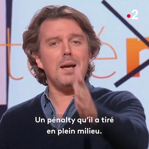 ⚽️ Emmanuel Macron qui joue au foot et marque un pénalty, ça ne pouvait pas échapper à l'oeil acéré d'Alex Vizorek qui adooooore ce sport ! | Télématin