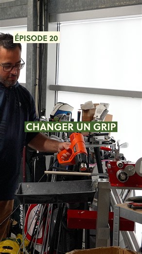 Voici les étapes pour changer un grip : 1. On commence par retirer le grip existant avec un couteau à lame recourbée. Il faut enlever toute la colle et les résidus pour que la surface soit parfaitement propre. 2. On réalise un petit « tire-bouchon » avec le scotch pour éviter que l’humidité ne s’infiltre dans le petit trou au bout du shaft et provoque de la rouille, surtout sur les shafts en acier. Cette étape protège votre club sur toutes les conditions : pluie, hiver, etc. 3. On coupe un peu l