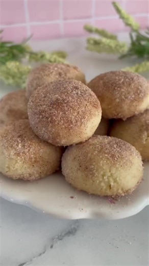 Galletas portuguesas con poquitos ingredientes, fáciles y rápidas de hacer. Saborcito a limón con un toque de canela, muuuy ricas 😍 Guardate esta receta y dejame ❤️ si te gustó 😊 INGREDIENTES para 20 galletas 150 gr harina 0000 | todo uso 50 gr azúcar 100 gr manteca blandita Ralladura de limón (pueden reemplazar por esencia de vainilla si les gusta más) 20 gr azúcar impalpable 1/2 cdita canela en polvo PROCEDIMIENTO 🌼 En un bowl volcamos harina, azúcar, ralladura de limón y manteca. 🌼 Formam