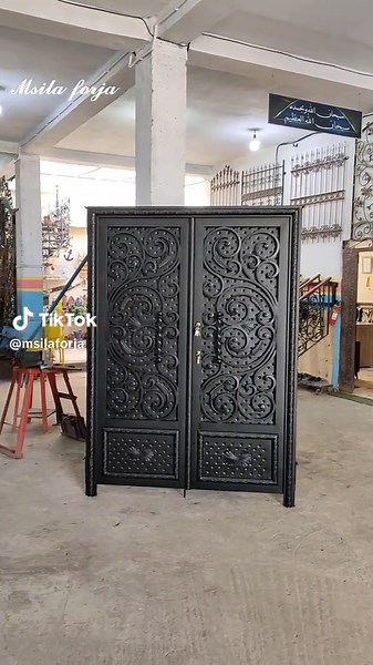 Porte d'entrée en fer forgé moderne à Msila