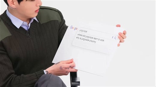 P: Por que Jungkook é um coelho?🐨 : Ele tem cara de coelho🐱 : Pelo que vejo, não é🐻 : Originalmente ele tinha cara de veado🐱 : Não, no começo, havia aquele personagem. E eu sou uma tartaruga.🐥 : A entrevista de hoje nos leva de volta às nossas raízes.🐻 : Jungkook agora é um canguru!🐱 : Você era um coelho então🐨 : Jungkook tem cara de coelho!!🐰 : Será por causa dos meus dentes da frente de coelho? Às vezes, minha boca está ligeiramente aberta e só se veem meus dois dentes da frente.🐨 : 