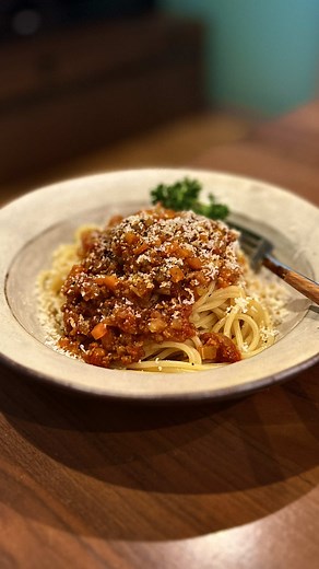 【家族みんな食べられるヤツ】ミートソーススパゲッティを作る、妻のしもべ #とっくん #料理 #声真似 #ミートソース #お子様ランチ 【材料】 ミートソース ・タマネギ 1つ ・セロリ 1本 ・ニンジン 1本 ・ニンニク 3片 ・合挽き肉 200g ・トマト缶 1つ ・塩 1つまみ ・水 500ml ・ケチャップ 大さじ2 ・醤油 大さじ1 ・とんかつソース 大さじ1 ・砂糖 大さじ1 パスタ ・スパゲッティ 100g ・水 1,000ml ・塩 小さじ1 ・うま味調味料 小さじ1