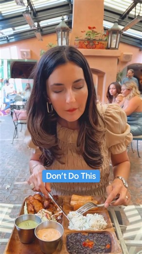 Food Etiquette! Make sure you don’t go down to your food even when eating rice or sharing food. Bend at the hips only. Stay elegant! Small bites will always look classy. #snack #tip #etiqueta #etiquette #yummy