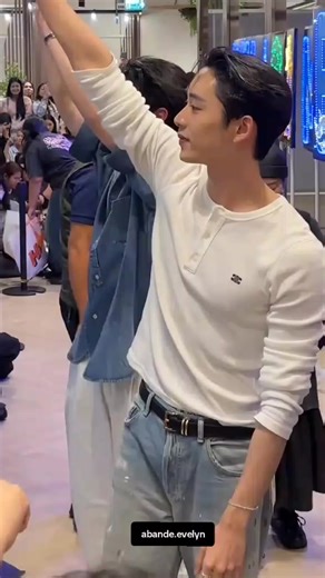 So many things happened—still funny, and they’re always close to each other 😳 Est accidentally ran into WilliamEst fans. They casually walked past, then the moment when William focused and gently wrapped his hand around Est’s waist, like a soft hand-holding 👀 #GMMTVFANIVALxWilliamEst #WilliamEst #WilliamEst
