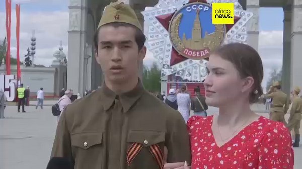 Moscow students dance to honour WWII veterans