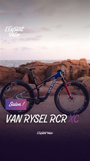 Van Rysel débarque en VTT… et directement avec des roues de 32 pouces. Voici le nouveau Van Rysel RCR-XC, le premier VTT de compétition de la marque française. Une machine développée pour le cross-country moderne, avec une plateforme entièrement pensée autour de ce nouveau format de roues. Van Rysel annonce avoir travaillé à partir des données récoltées en Coupe du monde pour développer le vélo, avec un cadre carbone passé par la soufflerie et un gros travail sur l’aérodynamisme. Résultat annonc