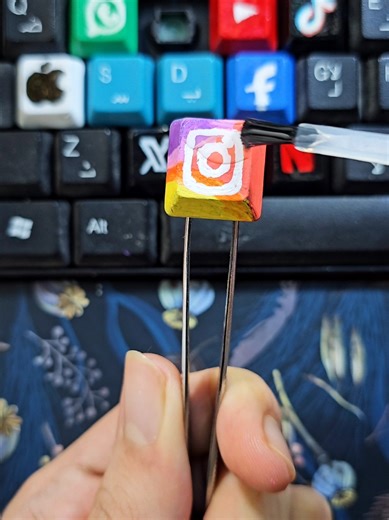 ‏drawing Instagram logo on the keyboard