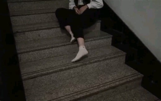 白袜小姐姐脱帆布鞋后，光脚下楼，棉袜变脏袜