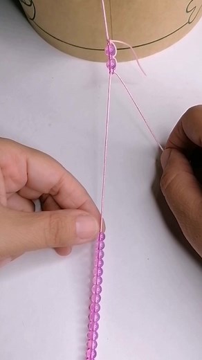 7.6K views · 77 reactions | Esta Técnica es para Ti, Realiza esta Pulsera con Perlas con nudo Macramé #pulseras #krásy #hilo | Cursos en Línea y Tutoriales de Bisutería KRÁSY | Facebook