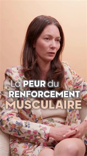 ✨Alexia Cornu | Coach sport, périnée & ménopause on Instagram: "J'entends souvent 👇🏻 "Je ne veux pas ressembler à Schwarzenegger", "Mes bras vont devenir énormes"… Pourtant, en 10 ans de coaching, je n'ai jamais vu une seule cliente devenir "trop musclée" malgré elle 😉 Cette peur irrationnelle nous vient des magazines des années 90, des photos retouchées et des idées reçues tenaces comme du chewing-gum sous une semelle. 👉🏻 Le plus ironique ? C'est justement le renforcement musculaire qui sc