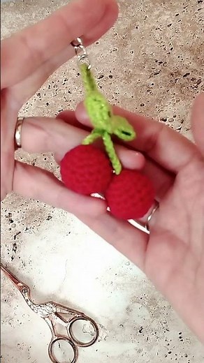 Le porte clés cerises: tuto gratuit, porte clés cerises au crochet, idée cadeau fête des mères