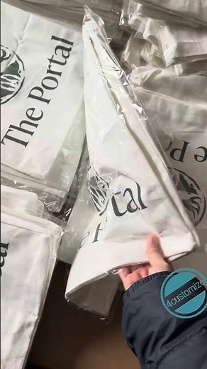 Custom canvas tote bags with logo printing.