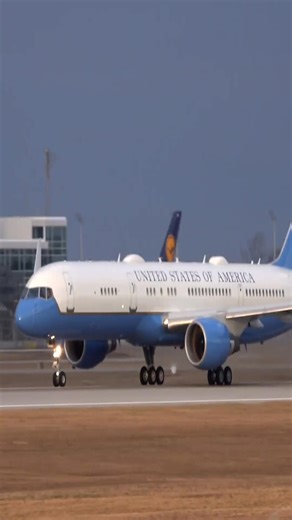 USAF C-32 Boeing 757 Special departures | Aero Admirers