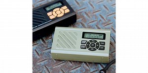 モバイルバッテリーや懐中電灯にもなる､多機能すぎるデジタルラジオ