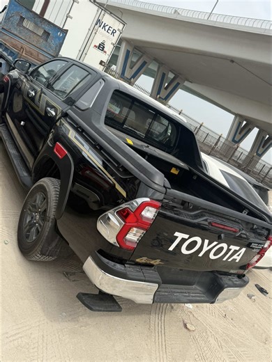 Toyota Hilux SR5 Review & Dubai Cargo Handling