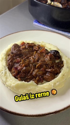 Zaprati me: @_li.foodjourney_ Kuvani gulaš u rerni Sastojci: \t•\t500kg govedine, iseckane na kocke \t•\t150 g slanine \t•\t1 kašika putera \t•\t250g šampinjona,bukovaca i šitaki pečurki \t•\t1 veća šargarepe \t•\t1 glavica luka \t•\t1 kašika paradajz pirea \t•\tlovorov list \t•\t3 čena belog luka \t•\tsvež ruzmarin \t•\tso i biber \t•\t250 ml crnog vina \t•\tgoveđi temeljac \t•\t1 kašika gustina PRIPREMA: Na malo putera kratko propržiti kockice govedine, tek da dobiju lepu boju. Isto uraditi i 