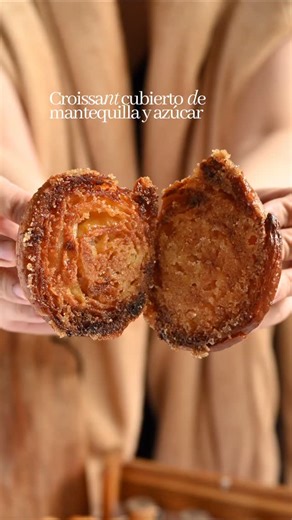 Alexa Santillán on Instagram: "Croissant cubierto de mantequilla y azúcar Perfecto para esta temporada y su nueva aducción. Comenta CROISSANT para obtener la receta completa con ingredientes e instrucciones."