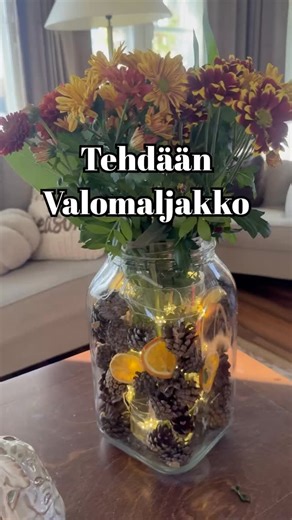 Iltojen pimetessä kaipaan erilaisia ideoita tuomaan valoa kotiin. Kukkamaljakko valolla tuo kivaa tunnelmaa olkkariin tai keittiöön, miksei vaikka mökin rantasaunan pöydälle. Valosarjan ajastintoiminnolla saat maljakon valaisemaan kotiasi haluamaasi aikaan. Tarvitset: Kaksi eri kokoista maljakkoa/ lasipurkkia Valosarjan joka toimii pattereilla ( minulla on tässä ajastintoiminto) ja teippiä kiinnitykseen Koristeita ( minulla oli käpyjä, kuivattuja appelsiiniviipaleita ja kanelitankoja) Kukkia ja 
