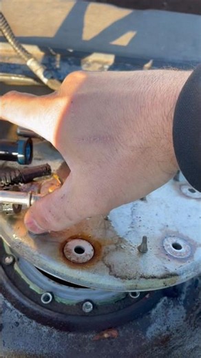 Removing a fuel sending unit out of a fuel tank ￼