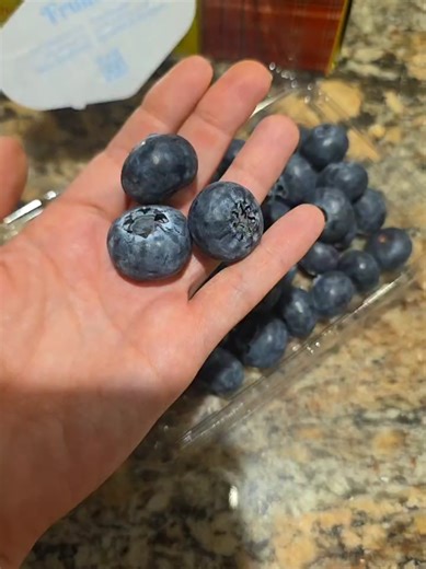 Jumbo fruits in the USA never fail to amuse me!! #USA #fruits #blueberries #travel #fyp