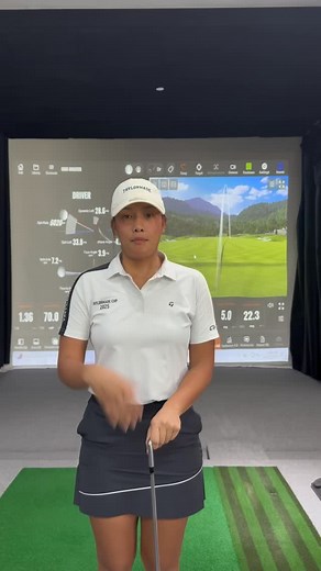 Ba cách cầm grip – ba hướng đi của cú đánh Neutral grip: mặt gậy vuông, khả năng cho đường bóng bay thẳng và ổn định. Strong grip: tay xoay phải, mặt gậy đóng nhẹ, tạo cú draw mạnh hoặc hook Weak grip: tay xoay trái, mặt gậy mở, dễ ra fade hoặc slice. Hiểu grip là hiểu cách bạn điều khiển mặt gậy và hướng bay của bóng. Mong video ngắn này sẽ hỗ trợ các bạn trong quá trình tìm hiểu và làm quen với golf. #golfwithmy #teamtaylormade #eccogolfvietnam #tmgolfperformance #golf | Thao My Nguyen