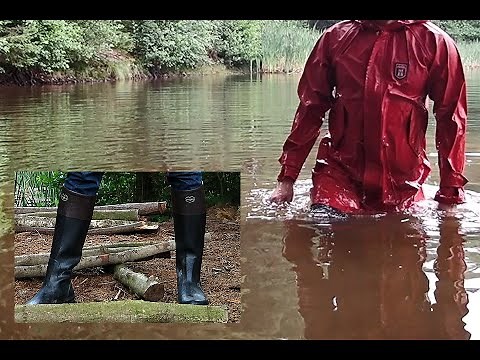 Schwimmen in Reitgummistiefel und Friesennerz - Swimming in rubber riding boots and rainwear