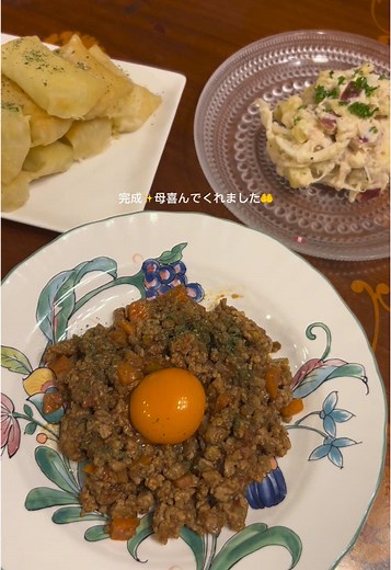 ●さつまいもとツナのサラダ 【材料】 ︎︎︎︎☑︎ツナ缶（オイル無添加が良い場合は水煮タイプ）：1缶 ︎︎︎︎☑︎さつまいも：1本（約200g） ︎︎︎︎☑︎玉ねぎ：1/4個 ︎︎︎︎☑︎マヨネーズ：大さじ2 ︎︎︎︎☑︎ヨーグルト（プレーン）：大さじ1 ︎︎︎︎☑︎塩：少々 ︎︎︎︎☑︎こしょう：少々 【作り方】 ①さつまいもを1cm角に切り、柔らかくなるまで茹でます。茹でた後、粗熱を取って冷まします。（またはレンチン） ②玉ねぎを薄くスライスして、水にさらして辛味を抜きます。 ③ボウルにマヨネーズ、ヨーグルト、塩、こしょうを入れてドレッシングを作ります。 ④ツナ缶を開け、油（または水）をしっかり切り、さつまいも、玉ねぎと一緒にドレッシングに加え、全体を軽く混ぜます。 ⑤器に盛り付けたら完成です。 ●餃子の皮おつまみ 【材料】 ︎︎︎︎☑︎餃子の皮 ︎︎︎︎☑︎チーズ ︎︎︎︎☑︎枝豆 ︎︎︎︎︎︎︎︎☑︎油 ①餃子の皮にチーズ、お好きな具材を入れ春巻きの形に閉じます。 ②表面に軽く油を塗りオーブントースターで3〜5分ほど焼いて完成です。 #料理 #料理初心者 #料理記録 #料理好き