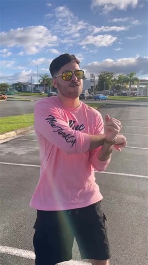 Haciendo el #MODAChallenge por primera vez 🙈🤪 jajaja no me vacileeen #TamoEnModa #MODA #ModaRemix #fyp #trendingcristiano #reggaeton #parati