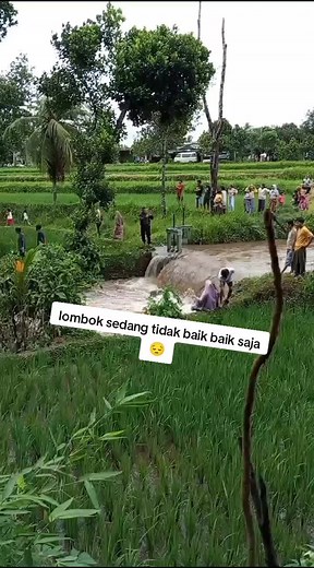 due jelo wah hanyut ndkmn inik kendaitan🤧😔 #fyp #pulaulombok #lombokisland #prayforlombok #banjir