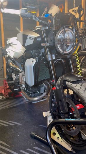 The NEW Husqvarna Svartpilen 801 OEM Radiator Guard (Easy Fit & Installation) #mod #vitpilen #moto