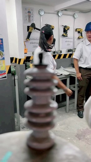 ⚡️Prepárate para un futuro brillante en el área de la electricidad en ITEXSAL. 💡 Aprende teoría y práctica en diseño de circuitos eléctricos, generación y distribución de energía, automatización y soluciones energéticas sostenibles. Garantizamos un futuro brillante. ¡Forma parte de las próximas generaciones energéticas! Descubre más ahora. 🧡🖤🤍 #ITEXSAL #Salesianos #ElSalvador #Electricidad