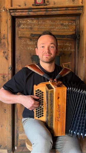 365 reactions · 7 comments | Willkommen liebe Freunde- Steirische Harmonika Dir gefallen Volksmusik Stücke auf der Ziehharmonika?☺️流 Dann bist du bei uns richtig☺️ Schau auf unsere Website www.harmonicademy.com dort findest du tolle Lernvideos und Griffschriften☺️ #harmonicademy #steirische #harmonika #online #lernen #südtirol #quetschn #polka | Harmonicademy | Facebook