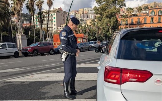 Nuovo Codice della strada, prime multe: dai cellulari a Napoli ai monopattini a Firenze