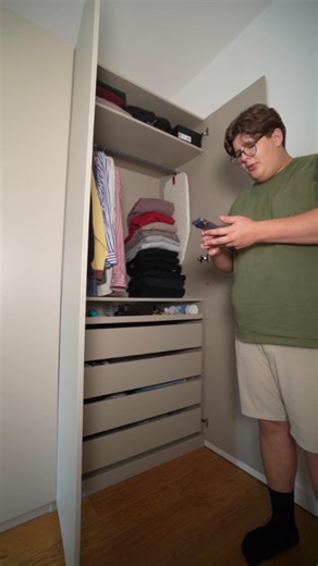 Hemd, T-Shirt oder Hose richtig falten? Basti fragt einfach Gemini 🤝 Die KI auf dem Google Pixel 10 Pro liefert direkt die passende Anleitung 📱 Hier gibt’s das Gerät bei Vodafone: vod.af/WDPPixel10Pro | Vodafone Deutschland