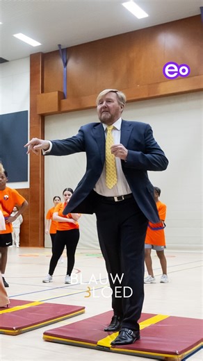 Blauw Bloed (EO) on Instagram: "Koning Willem-Alexander bracht een wijkbezoek aan stadsdeel Prins Alexander in Rotterdam. Hier staat ook de Thorbecke Talentschool. Daar laat hij zien wat hij in huis heeft. 🪓 . . #omroepeo #blauwbloed #royalty #koningwillemalexander"