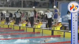 【游泳知識 : Step-Over Relay Start】 . 在昨天全國運動會4X100公尺自由式接力，可以看到旅美選手在接棒時，採用源於NCAA，目前國際上各國普遍使用的跳水接力技巧，「Step-Over Relay Start」，這種技巧是在接力換人時，起跳者站在後方輔助板上，於隊友即將觸壁前先做「兩步跨步」（Two-Step Phase）： • 第一步為助跑前移（從後板至主板前緣）； • 第二步為蹬板離台（以前腳推蹬並帶出上肢擺動），達成水平飛行入水。 這樣的跳水有怎樣的好處?? 根據美國的運動科學研究顯示，這種兩步起跳能使出發時的水平速度提升約 5–8%，同時縮短 0.05 秒左右的換接時間。 . 影片來源:體育部、Taiwan Sports | 游泳多多