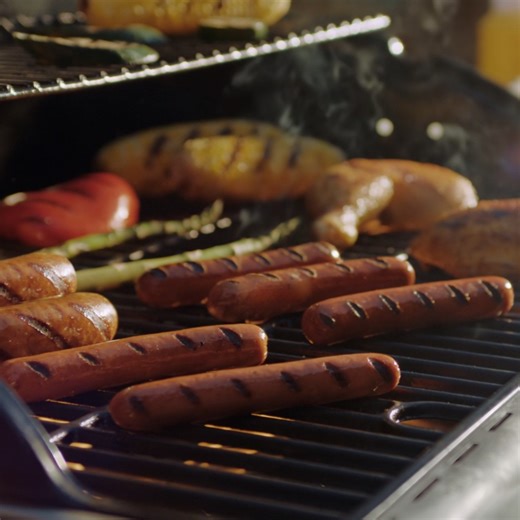 Dealing with a natural negotiator at dinner time? We’ve got you covered. With Maple Leaf® Natural Top Dogs 🌭 there’s nothing to negotiate, except wanting more 😉 | Maple Leaf Foods