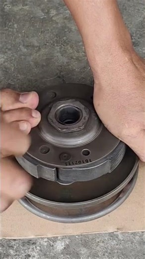 mechanical tricks for tightening the double clutch clutch nut #tutorial #automobile