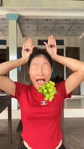 Hana eats grapes that change eye color 😜 #shorts​ by Hana