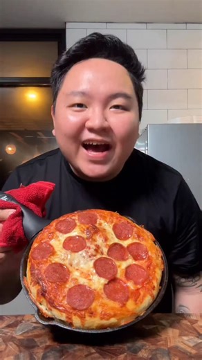 Chef Anthony Christopher | Chefpreneur | Author on Instagram: "Resep Pizza Ter-Mudah 🎯 Buku Memasak dan Lauk Siap Saji: 0851‑2976‑3587 ( Maya ) 🎯 Webinar & Online Class: 08777-589-9042 ( Cheryl ) 🎯 Endorsement & Collaboration: 08777-077-6857 ( Chef Anthony ) ⛔️ Mau resep terbaik aku lainnnya ? ketik “ Resep / Mau “ di kolom komentar sekarang nanti aku DM kamu langsung ! 👇 🔄 Save + share ke story dan teman kamu, supaya makin banyak yang dapet manfaat-nya dari resep ini 😉 🔔Nyalakan NOTIFIKA