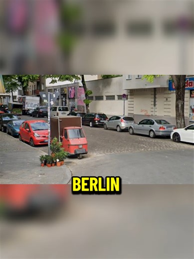 German News vom 15.03.2026 Am Freitagabend ereignete sich in Berlin Neukölln ein tragischer Vorfall. Gegen 19:30 Uhr waren zwei Männer im Alter von 23 und 33 Jahren an der Sonnenallee unterwegs. Als die beiden an der Jansastraße ankamen, wurden sie plötzlich von 20 unbekannten Personen umzingelt. Die Situation eskalierte, und beide Opfer wurden mit Baseballschlägern, Messern und sogar einer Machete angegriffen. Zeugen alamierten sofort die Rettungsdienste und beide Männer wurden ins Krankenhaus 